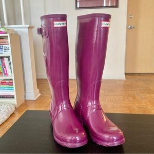 HUNTER Women’s Original Tall Gloss Rain Boots in purple